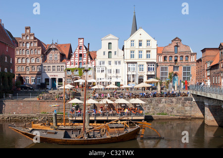 Bin weist, Ruderer und Kinderwagen im alten Hafen, Lüneburg, Niedersachsen, Deutschland Stockfoto