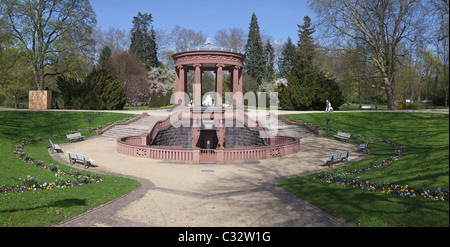 Hochauflösende Panorama der Elisabethen Brunnen, einer der vielen eleganten Frühjahr Wasserbrunnen im Bad Homburger Kurpark Stockfoto