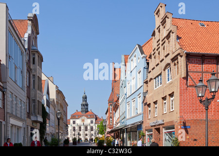 Straße An Den Brodbaenken und Rathaus, Lüneburg, Niedersachsen, Deutschland Stockfoto