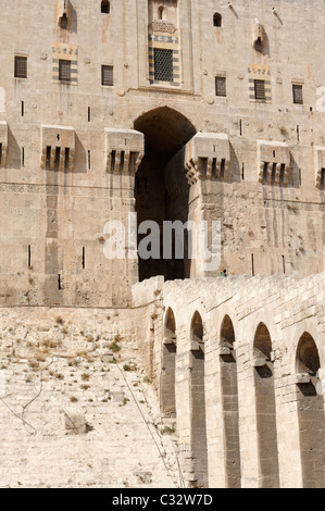 Aleppo. Syrien. Blick auf die gestufte steigenden Eintrag-Brücke, das dominierende große Tor der Zitadelle. Stockfoto