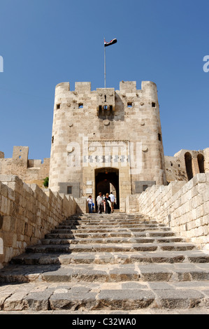 Aleppo. Syrien. Blick auf die gestufte steigenden Eintrag-Brücke, das dominierende große Tor der Zitadelle. Stockfoto