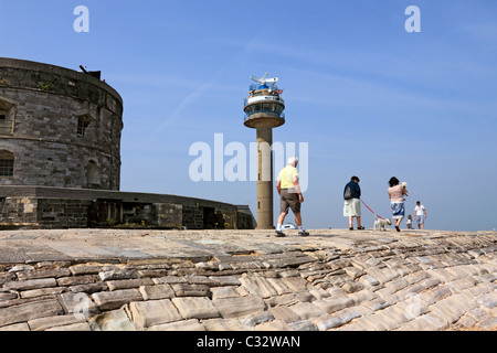 NCI Calshot Turm Suche Station und Calshot Schloß am Southampton Water, wo es schließt sich der Solent Hampshire, England UK Stockfoto