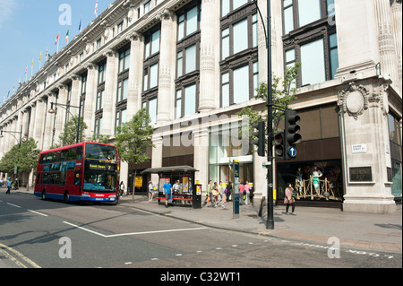 Roten Londoner Bus auf der Oxford Street, außerhalb des Speichers Selfridges Stockfoto