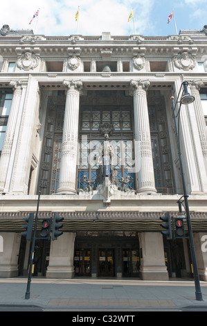 Königin der Zeit Skulptur von Gilbert Bayes, über dem Art-deco-Eingang Selfridges Store auf der Oxford Street, London. Stockfoto