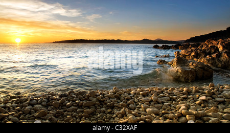 Panoramablick von der intakten Adriaküste am Abend... Stockfoto