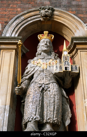 Skulptur von König Charles l in die Fassade des Worcester Guildhall gesetzt. Stockfoto