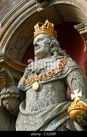Skulptur von König Charles ll in die Fassade des Worcester Guildhall gesetzt. Stockfoto