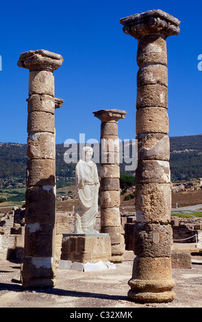 Statue des Kaisers Trajan in der Basilika neben dem Forum. Römische Ruinen Baelo Claudia (II BC). Provinz Cadiz. Spanien. Stockfoto