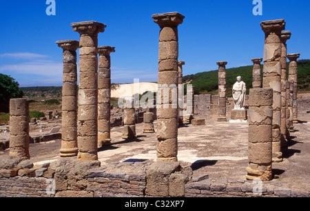 Statue des Kaisers Trajan in der Basilika neben dem Forum. Römische Ruinen Baelo Claudia (II BC). Provinz Cadiz. Spanien. Stockfoto