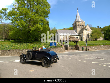 Alle Saints Parish Church und Vintage Car East Meon Valley Hampshire UK Stockfoto