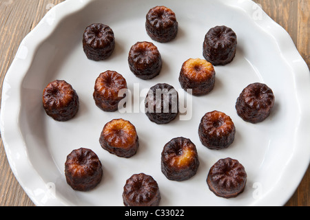 Französische Patisserie Gateau Kuchenspezialitäten von Lemoine in Bordeaux Frankreich, Le Canele de Bordeaux Stockfoto