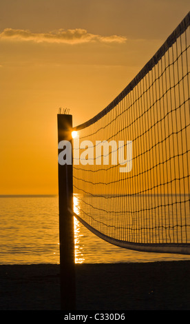 Volleyballnetz Silhouette gegen Sonnenuntergang Himmel am Venice Beach Florida Stockfoto