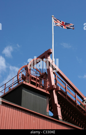 Union Jack Flagge fliegen oben die eine alte Kohlenmine in Beamish Stockfoto