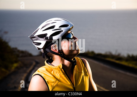 Ein Rennradfahrer posiert für ein Porträt in Malibu, Kalifornien. Stockfoto