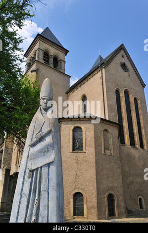 Statue des Heiligen Willibrord und die Basilika von Echternach, Großherzogtum Luxemburg Stockfoto