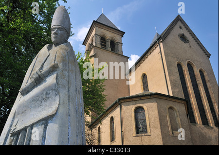 Statue des Heiligen Willibrord und die Basilika von Echternach, Großherzogtum Luxemburg Stockfoto