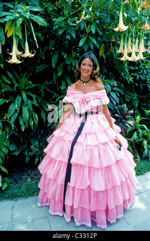 Eine hübsche Südstaatenschönheit in einem rosa Kleid Antebellum begrüßt Besucher eine Sehenswürdigkeit in Florida/USA, die im Süden Plantage Ära dargestellt. Stockfoto