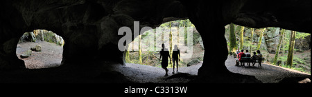 Touristen in der Hohllay Höhle in Berdorf, kleine Schweiz / Müllerthal, Luxemburg Stockfoto