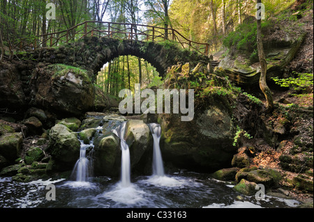 Kaskade und alte Brücke Schiessentümpel über der schwarzen Ernz in der kleinen Schweiz / Müllerthal, Luxemburg Stockfoto