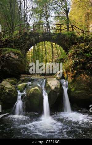 Kaskade und alte Brücke Schiessentümpel über der schwarzen Ernz in der kleinen Schweiz / Müllerthal, Luxemburg Stockfoto