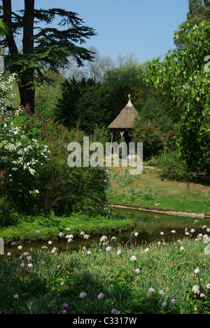 Ein Blick über den See, die indische Kiosk am Schweizergarten, Old Warden, Bedfordshire, UK Stockfoto