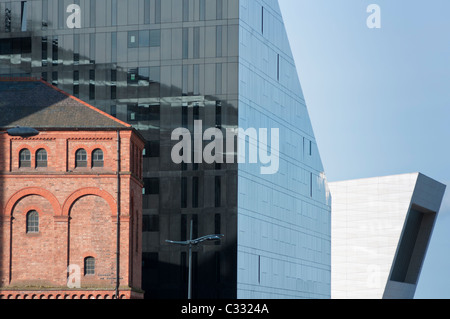 Abstrakte Architektur - alten kontrastieren mit dem neuen Mann Insel Entwicklung, in Liverpool. England. Stockfoto