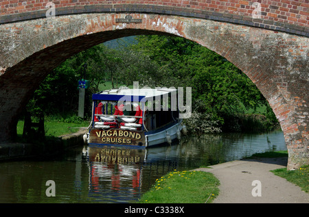 Ein buntes Kreuzer auf dem Grand Union Canal bei Foxton sperrt, Leicestershire, UK Stockfoto