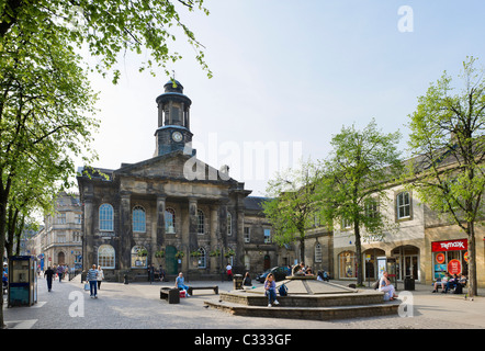 Marktplatz und Museum in der historischen Innenstadt, Lancaster, Lancashire, UK Stockfoto