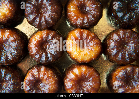 Französische Patisserie Gateau Kuchenspezialitäten von Lemoine in Bordeaux Frankreich, Le Canele de Bordeaux Stockfoto