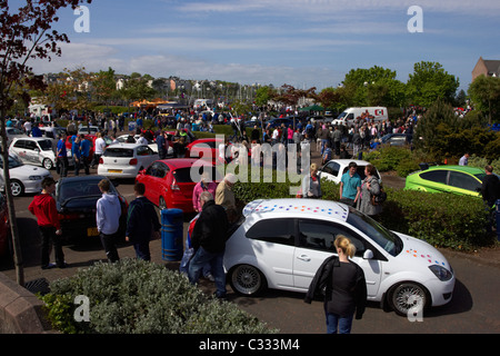 Massen auf einem Parkplatz an einer modifizierten Auto-Show in Großbritannien Stockfoto