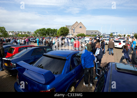 Massen von Menschen bei einem Outdoor-modifizierte Auto-Show im Vereinigten Königreich Stockfoto