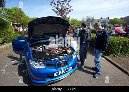 zwei Männer herumlaufen ein Subaru Impreza Wrx bei einer modifizierten Autoshow im Vereinigten Königreich Stockfoto