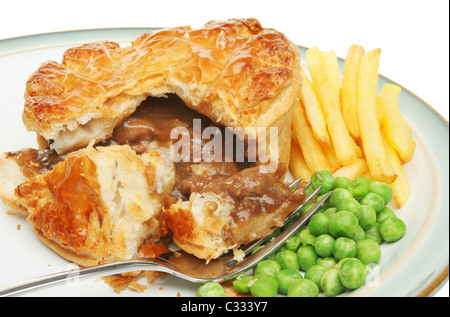 Rindfleisch-Torte-Chips und Erbsen mit einer Gabel auf einem Teller Stockfoto