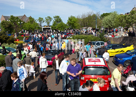 Massen an einer modifizierten Auto-Show in Großbritannien Stockfoto