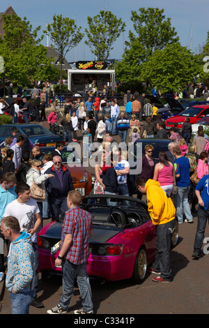 Massen an einer modifizierten Auto-Show in Großbritannien Stockfoto