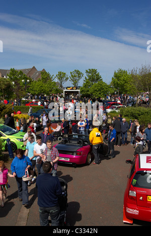 Massen an einer modifizierten Auto-Show in Großbritannien Stockfoto