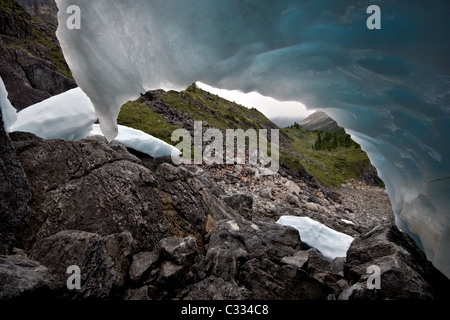 Fantastische blaue wellenförmige Eis Form (Gletscher) gegen ein Tal im Sajan-Gebirge. Wilde Natur in Sibirien. Republik Burjatien. Russland. Stockfoto