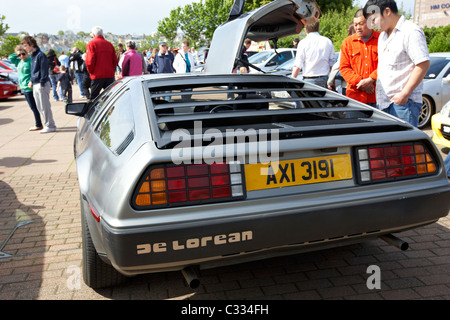 Menschen betrachten Delorean-Sportwagen auf einer modifizierten Auto-Show in Nordirland Vereinigtes Königreich Stockfoto