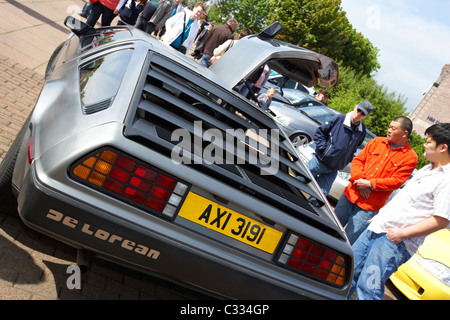 Menschen betrachten Delorean-Sportwagen auf einer modifizierten Auto-Show in Nordirland Vereinigtes Königreich Stockfoto