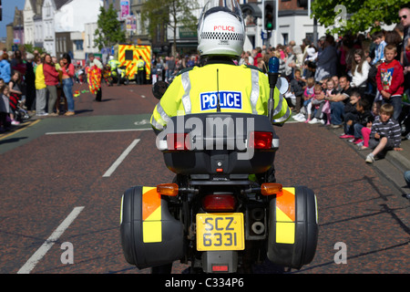 PSNI Motorrad Verkehr Kontrolle Offizier Polizeieskorte während Parade in Bangor Grafschaft, Nord-Irland Stockfoto