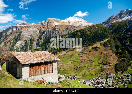 Vals Dorf in der Schweiz Alpen mit alpinen Berglandschaft Stockfoto
