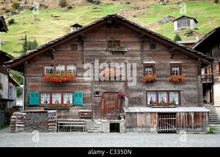 Traditionelle alpine Holzhaus in Vals Dorf Schweiz Stockfoto
