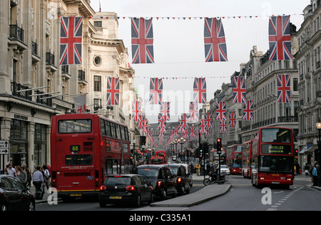 Union Jack Flagge fliegt hoch in Londoner Regents Street, die königliche Hochzeit am 29.04.11 zu feiern Stockfoto