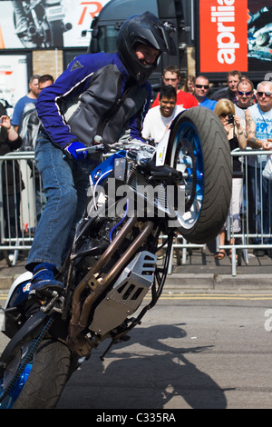 Ein Foto von einem Motorrad-Stunt-Fahrer Stockfoto