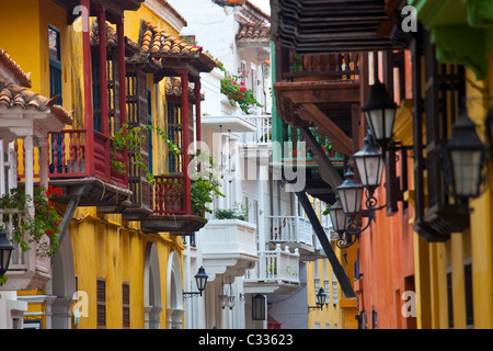 Schmale Gasse in der Altstadt, Cartagena, Kolumbien Stockfoto