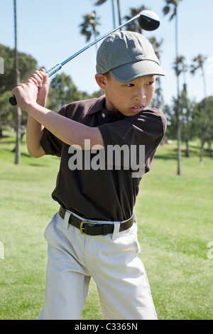 Ein kleiner Junge, Golfen auf dem Golfplatz in Los Angeles, Kalifornien. Stockfoto