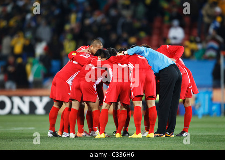 JOHANNESBURG – 15. JUNI: Das nordkoreanische Team tritt am 15. Juni 2010 im Ellis Park Stadium in Johannesburg, Südafrika, während eines Spiels der FIFA-Weltmeisterschaft Gruppe G gegen Brasilien an. Nur redaktionelle Verwendung. Kommerzielle Nutzung verboten. (Foto: Jonathan Paul Larsen / Diadem Images) Stockfoto