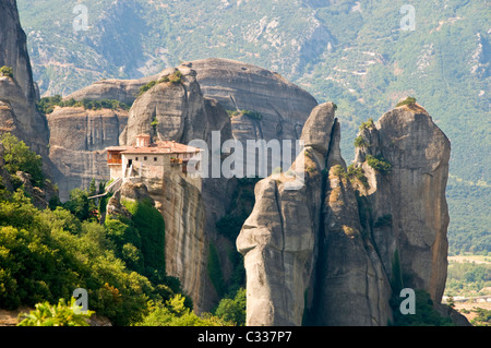 Das Roussano-Kloster unter der spektakulären Meteora Berge, Meteora, Ebene von Thessalien, Griechenland, Europa Stockfoto