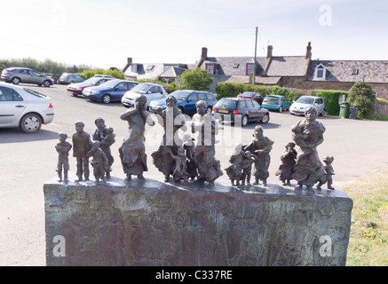 Cove Fischerdorf in Berwickshire - konserviert, stillgelegten Fischerhafen und Gemeinde an der Küste. Bronze-Denkmal. Stockfoto