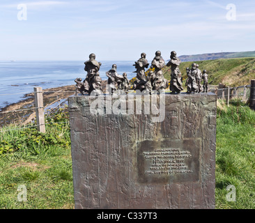 Cove Fischerdorf in Berwickshire - konserviert, stillgelegten Fischerhafen und Gemeinde an der Küste. Bronze-Denkmal. Stockfoto